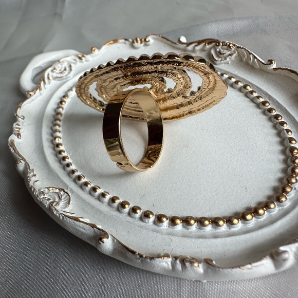 Gold Spiral ring with Intricate Textures - Picture 7 of 8